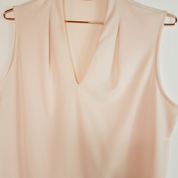 T Tahari sleeveless v-neck top size - Picture 2 of 6